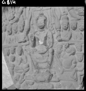 Stèle en grès représentant le grand miracle de Sravasti du musée national de Bangkok EFEO_GROB00778