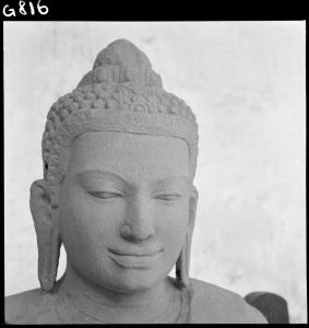 Statue de Buddha en grès du musée national de Bangkok EFEO_GROB00780
