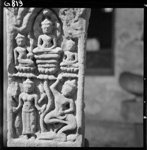 Pierre terminale figurée en grès du musée national de Bangkok EFEO_GROB00783