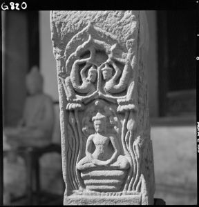 Pierre terminale figurée en grès du musée national de Bangkok EFEO_GROB00784