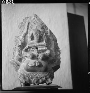 Statue de Buddha sur la bête Patsupati en grès du musée national de Bangkok EFEO_GROB00786