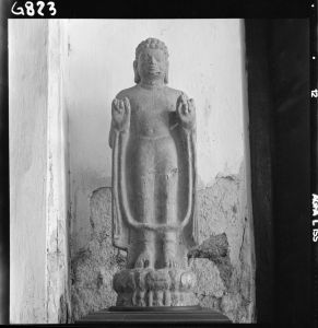 Statue de Buddha en grès du musée national de Bangkok EFEO_GROB00787