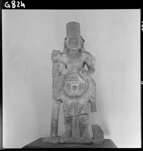 Statue de Visnu en grès du musée national de Bangkok EFEO_GROB00788