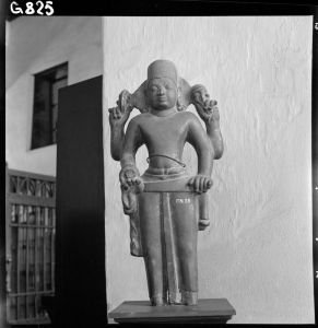 Statue de Surya en grès du musée national de Bangkok EFEO_GROB00789