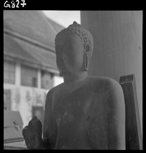 Statue de Buddha en grès du musée national de Bangkok EFEO_GROB00791