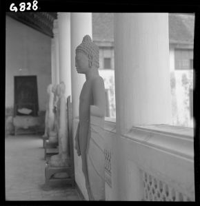 Statue de Buddha en grès du musée national de Bangkok EFEO_GROB00792
