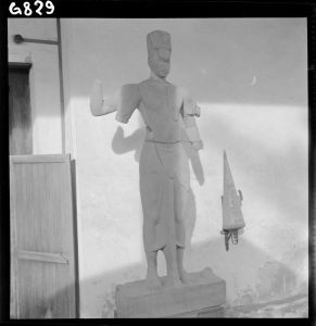 Statue de Visnu en grès du musée national de Bangkok EFEO_GROB00793