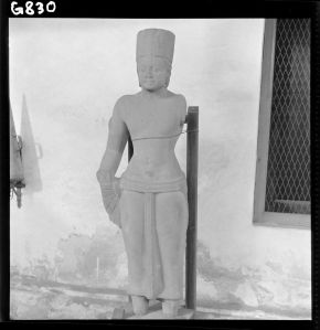 Statue de Visnu en grès du musée national de Bangkok EFEO_GROB00794