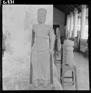 Statue de Visnu en grès du musée national de Bangkok EFEO_GROB00795