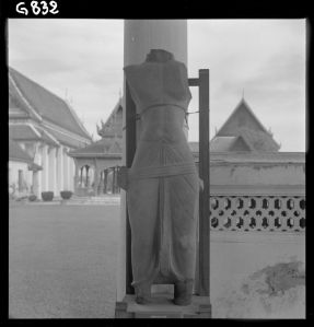 Statue de torse masculin en grès du musée national de Bangkok EFEO_GROB00796