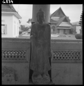 Statue de Buddha en grès du musée national de Bangkok EFEO_GROB00798