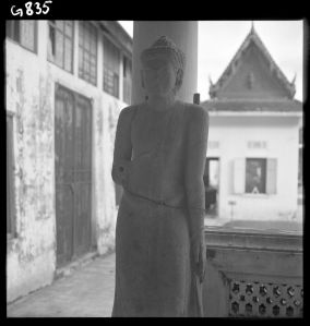 Statue de Buddha en grès du musée national de Bangkok EFEO_GROB00799
