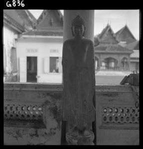 Statue de Buddha en grès du musée national de Bangkok EFEO_GROB00800