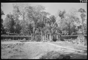 Vue d'ensemble de la IIe enceinte de Banteay Srei EFEO_GROB02258