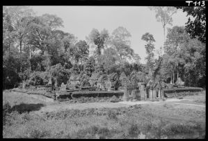 Vue d'ensemble de la IIe enceinte de Banteay Srei EFEO_GROB02259