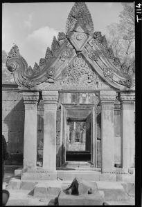 Pavillon d'entrée (gopura) II est de Banteay Srei EFEO_GROB02260