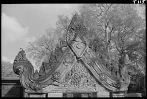 Fronton sculpté du pavillon d'entrée (gopura) II est de Banteay Srei EFEO_GROB02261