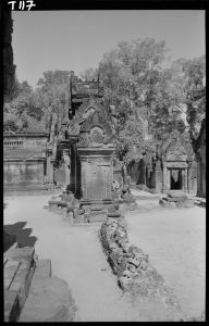 Pavillon d'entrée (gopura) I est de Banteay Srei EFEO_GROB02263