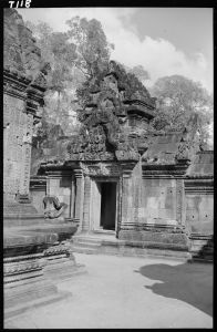 Pavillon d'entrée (gopura) I est de Banteay Srei EFEO_GROB02264
