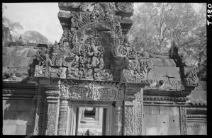 Fronton sculpté du pavillon d'entrée (gopura) II est de Banteay Srei EFEO_GROB02265