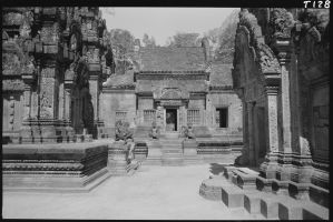 Sanctuaire, mandapa et bibliothèque sud de Banteay Srei EFEO_GROB02271
