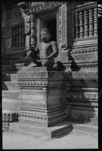 Personnage d'échiffre de l'escalier sud du mandapa de Banteay Srei EFEO_GROB02272