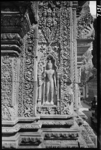 Dvarapala dans niche du sanctuaire de Banteay Srei EFEO_GROB02273