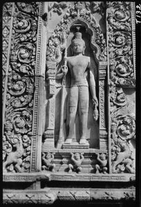 Dvarapala dans niche du sanctuaire de Banteay Srei EFEO_GROB02274