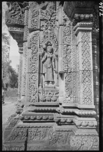 Devata dans niche du sanctuaire de Banteay Srei EFEO_GROB02275