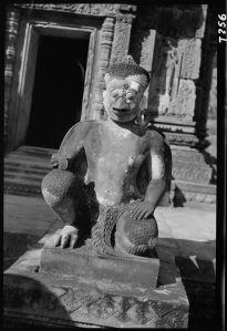 Personnage d'échiffre de Banteay Srei EFEO_GROB02277