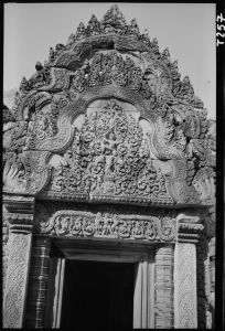 Fronton sculpté du pavillon d'entrée (gopura) I est de Banteay Srei EFEO_GROB02278