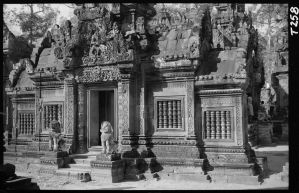 Pavillon d'entrée (gopura) I est de Banteay Srei EFEO_GROB02279