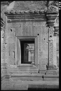 Fenêtre de la face sud du mandapa de Banteay Srei EFEO_GROB02280