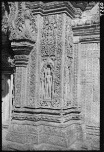 Dvarapala dans niche du sanctuaire de Banteay Srei EFEO_GROB02281