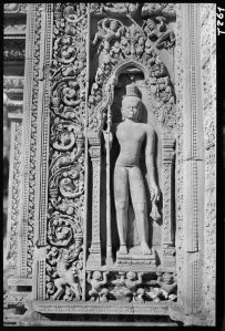 Dvarapala dans niche du sanctuaire de Banteay Srei EFEO_GROB02282