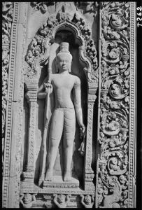 Dvarapala dans niche du sanctuaire de Banteay Srei EFEO_GROB02283