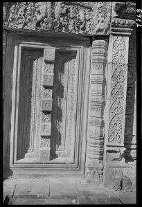 Fausse porte et linteau sud du sanctuaire de Banteay Srei EFEO_GROB02284