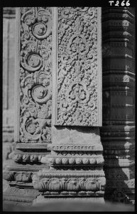 Pilastre décoré de la bibliothèque sud de Banteay Srei EFEO_GROB02287