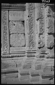 Soubassement et pilastres décorés de la bibliothèque sud de Banteay Srei EFEO_GROB02288