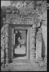 Linteau ouest de la bibliothèque sud de Banteay Srei EFEO_GROB02289