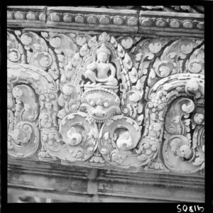 Linteau de la tour (?) de Banteay Srei EFEO_GROB03342