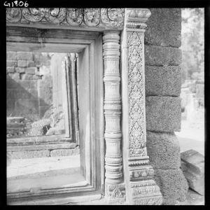 Porte nord et colonnette du bâtiment long à l'angle sud-est de la IIe enceinte EFEO_GROB03343