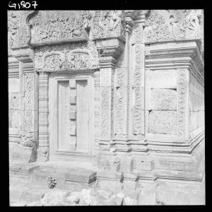 Fausse porte est de la bibliothèque nord de Iere enceinte de Banteay Srei EFEO_GROB03344