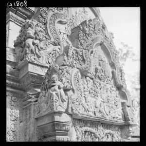 Fronton est de la bibliothèque sud de Iere enceinte de Banteay Srei EFEO_GROB03345