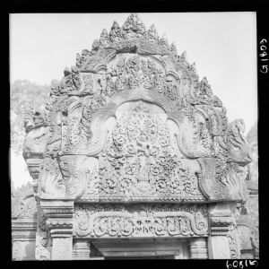 Fonton est du mandapa de Iere enceinte de Banteay Srei EFEO_GROB03346