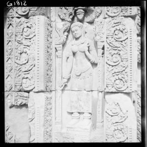 Devata dans niche de la tour nord de Iere enceinte de Banteay Srei EFEO_GROB03349