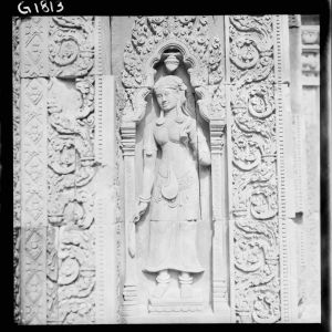 Devata dans niche de la tour sud de Iere enceinte de Banteay Srei EFEO_GROB03350