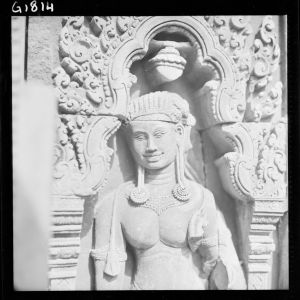 Devata dans niche de la tour sud de Iere enceinte de Banteay Srei EFEO_GROB03351