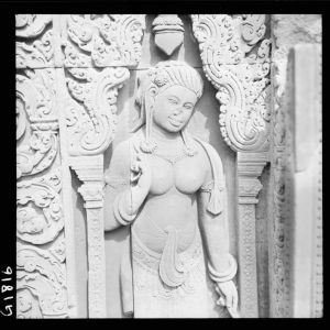 Devata dans niche de la tour nord de Iere enceinte de Banteay Srei EFEO_GROB03353