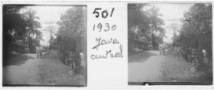Sur un chemin bordés de bâtisses et de clôtures EFEO_MARH00420